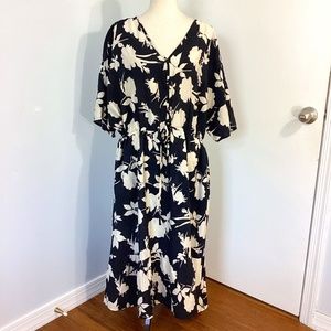NWT MIIE GABLIELLE  3X MIDI FLORAL DRESS BLACK AND WHITE DOLMAN SLEEVE R…